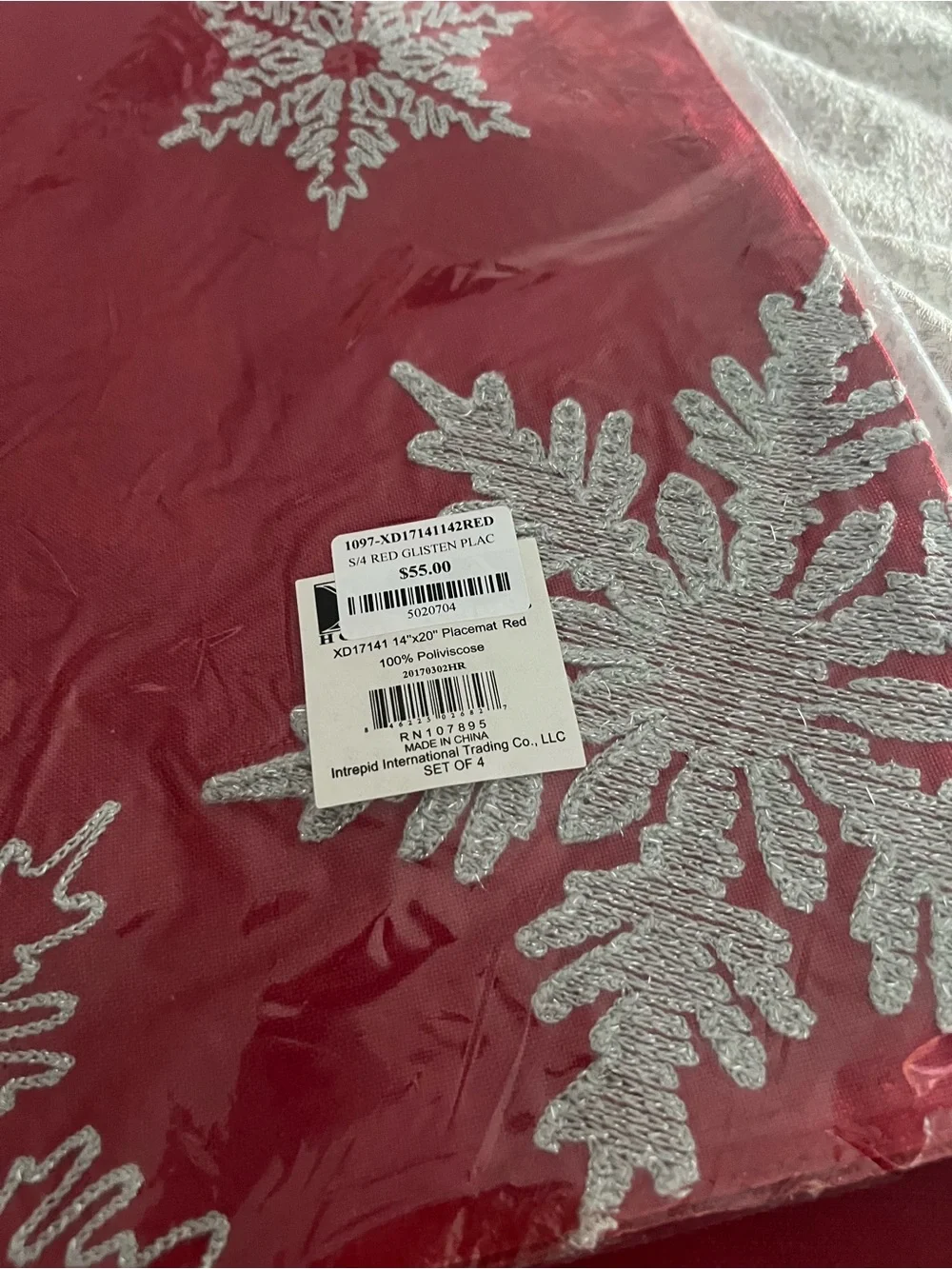 Red Holiday two sets of 4  Placemat Set - Festive Snowflake Design new
